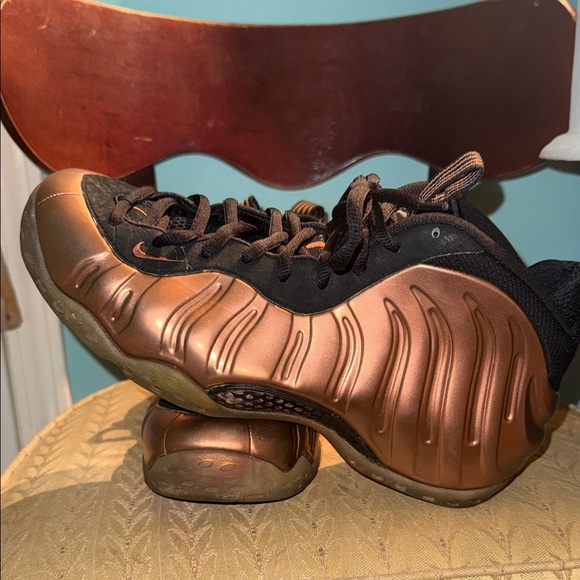 Nike Men's Black and Bronze Athletic Shoes
